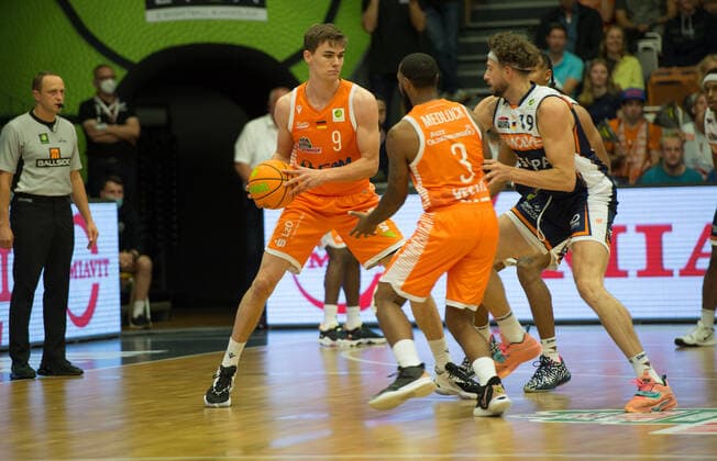GER, Basketball, RASTA Vechta vs Rostock Seawolves 17.09.2021, Rasta Dome, Vechta, GER, BARMER 2. Basketball Bundesliga Pro A, Rasta Vechta vs Rostock Seawolves, im Bild Joschka FERNER ( Rasta Vechta 9 ) Carlos MEDLOCK ( Rasta Vechta 3 ) Sid-Marlon THEIS ( Rostock SEWOLVES 19 )