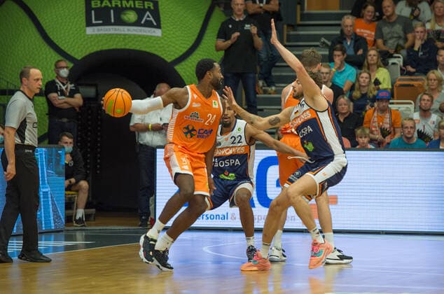 GER, Basketball, RASTA Vechta vs Rostock Seawolves 17.09.2021, Rasta Dome, Vechta, GER, BARMER 2. Basketball Bundesliga Pro A, Rasta Vechta vs Rostock Seawolves, im Bild Preston PURIFOY ( Rasta Vechta 24 ) Sid-Marlon THEIS ( Rostock SEWOLVES 19 )