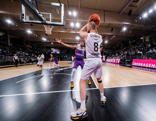 Jeff Roberson (BGG), Robin Christen (Towers) easyCredit BBL, Basketball Bundesliga, 1.Liga, Saison 2021 2022, Testspiel, Saisonvorbereitung 17.09.21, Hamburg, Hamburg Towers vs. BG Göttingen, Â