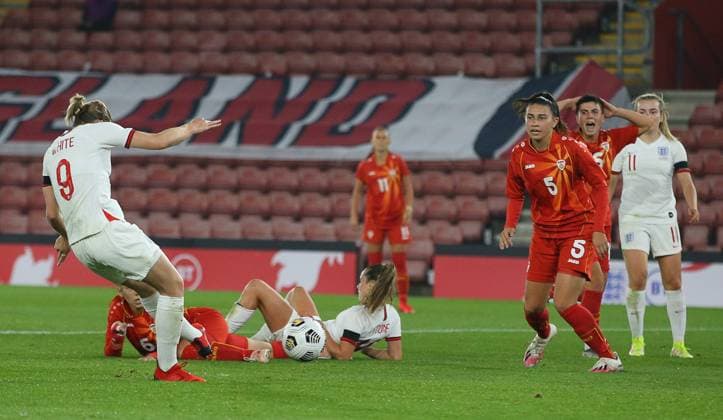 Southampton, England, 17th September 2021. Ellen White of England scores to make it 2-0 during the FIFA 2023 Women s World Cup Qualifying match at St Mary s Stadium, Southampton. Picture credit should read: Paul Terry Sportimage EDITORIAL USE ONLY. No use with unauthorised audio, video, data, fixture lists, club league logos or live services. Online in-match use limited to 120 images, no video emulation. No use in betting, games or single club league player publications. SPI-1202-0045