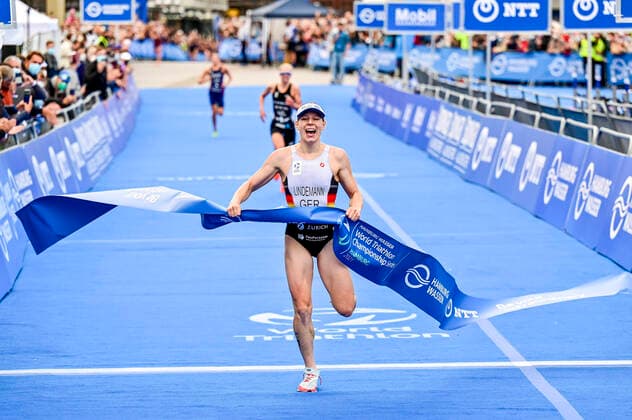 Bilder des Jahres 2021, Sport 09 September Sport Themen der Woche KW37 Sport Bilder des Tages Hamburg Wasser World Triathlon; Hamburg, 18.09.2021 Laura Lindemann GER gewinnt die Damenwertung beim Hamburg Wasser World Triathlon in Hamburg am 18.09.2021 *** Hamburg Wasser World Triathlon Hamburg, 18 09 2021 Laura Lindemann GER wins the womens classification at the Hamburg Wasser World Triathlon in Hamburg on 18 09 2021 Copyright: xBEAUTIFULxSPORTS J.xGrontzkix