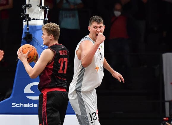 18.09.2021 - Basketball - Saison 2021 2022 - 2. Bundesliga Pro-A - 01. Spieltag: Nürnberg Falcons Basketball Club NBC - Artland Dragonss - OGo - Jonas Weitzel (27, Artland Dragons ) Jonathan Maier (13, Nürnberg Falcons BC NBC ) Jubel Freude