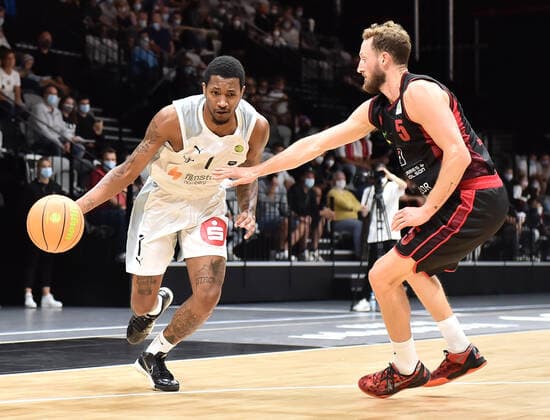 18.09.2021 - Basketball - Saison 2021 2022 - 2. Bundesliga Pro-A - 01. Spieltag: Nürnberg Falcons Basketball Club NBC - Artland Dragonss - OGo - Dupree Mc Brayer (1, Nürnberg Falcons BC NBC ) Chase Griffin (5, Artland Dragons )