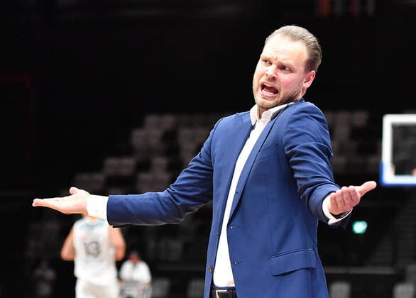 18.09.2021 - Basketball - Saison 2021 2022 - 2. Bundesliga Pro-A - 01. Spieltag: Nürnberg Falcons Basketball Club NBC - Artland Dragonss - OGo - Vytautas Buzas ( Trainer Headcoach Nürnberg Falcons BC NBC ) gestikuliert Geste