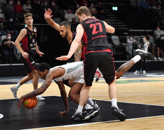 18.09.2021 - Basketball - Saison 2021 2022 - 2. Bundesliga Pro-A - 01. Spieltag: Nürnberg Falcons Basketball Club NBC - Artland Dragonss - OGo - Dupree Mc Brayer (1, Nürnberg Falcons BC NBC ) Taren Valdis Sullivan (13, Artland Dragons ) Jonas Weitzel (27, Artland Dragons )