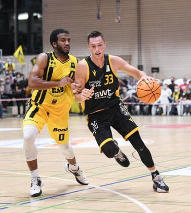 Basketball 2. Bundesliga 2021 2022 1. Spieltag 18.09.2021 Tigers Tuebingen - VfL Kirchheim Knight Ryan Richard Mikesell (re, Tigers) gegen Ian Dubose (li, VfL Kirchheim Knight)