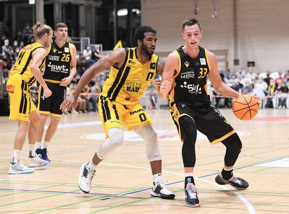Basketball 2. Bundesliga 2021 2022 1. Spieltag 18.09.2021 Tigers Tuebingen - VfL Kirchheim Knight Ryan Richard Mikesell (re, Tigers) gegen Ian Dubose (Mitte, VfL Kirchheim Knight)