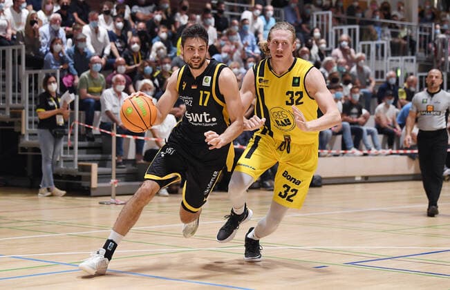 Sport Themen der Woche KW37 Sport Bilder des Tages Basketball 2. Bundesliga 2021 2022 1. Spieltag 18.09.2021 Tigers Tuebingen - VfL Kirchheim Knight Mateo Seric (li, Tigers) gegen Noah Starkey (re, VfL Kirchheim Knight)