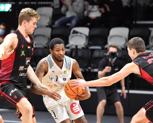 18.09.2021 - Basketball - Saison 2021 2022 - 2. Bundesliga Pro-A - 01. Spieltag: Nürnberg Falcons Basketball Club NBC - Artland Dragonss - OGo - Jonas Weitzel (27, Artland Dragons ) Dupree Mc Brayer (1, Nürnberg Falcons BC NBC )