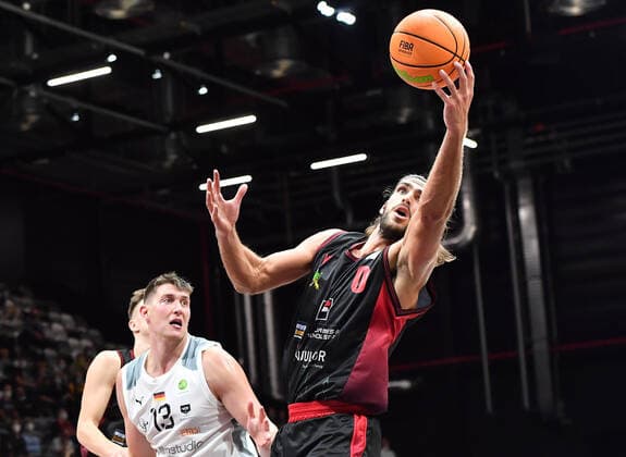 18.09.2021 - Basketball - Saison 2021 2022 - 2. Bundesliga Pro-A - 01. Spieltag: Nürnberg Falcons Basketball Club NBC - Artland Dragonss - OGo - Jonathan Maier (13, Nürnberg Falcons BC NBC ) Adam Pechacek (0, Artland Dragons )
