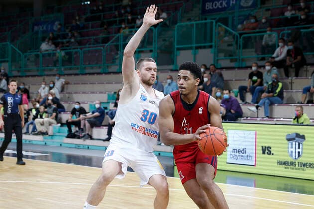 Basketball expert Jakob Cup 2021 in der Oberfrankenhalle in Bayreuth Saison 2021-2022 SIG Strasbourg gegen Syntainics MBC Matt Mitchell (SIG Strasbourg 11) rechts Jakub Garbacz (Syntainics MBC 30) links