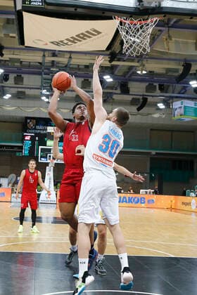 Basketball expert Jakob Cup 2021 in der Oberfrankenhalle in Bayreuth Saison 2021-2022 SIG Strasbourg gegen Syntainics MBC Matt Mitchell (SIG Strasbourg 11) links Jakub Garbacz (Syntainics MBC 30) rechts