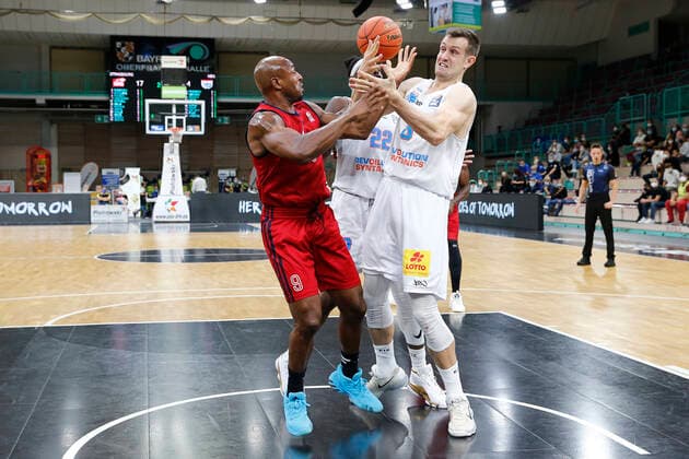 Sport Bilder des Tages Basketball expert Jakob Cup 2021 in der Oberfrankenhalle in Bayreuth Saison 2021-2022 SIG Strasbourg gegen Syntainics MBC DeAndre Lansdowne (SIG Strasbourg 9) links Johannes Richter (Syntainics MBC 8) rechts