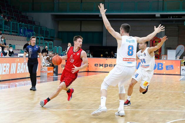 Basketball expert Jakob Cup 2021 in der Oberfrankenhalle in Bayreuth Saison 2021-2022 SIG Strasbourg gegen Syntainics MBC Jean-Baptiste Maille (SIG Strasbourg 23) links Johannes Richter (Syntainics MBC 8) links