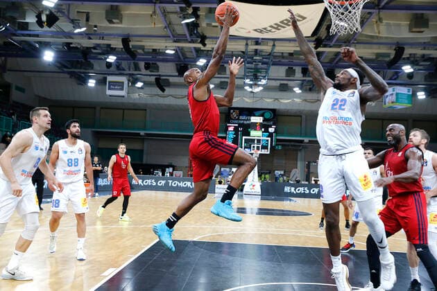 Basketball expert Jakob Cup 2021 in der Oberfrankenhalle in Bayreuth Saison 2021-2022 SIG Strasbourg gegen Syntainics MBC DeAndre Lansdowne (SIG Strasbourg 9) links Chris Coffey (Syntainics MBC 22) rechts