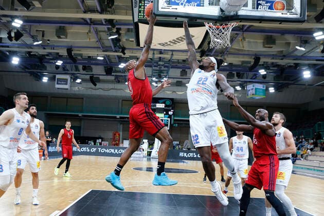 Basketball expert Jakob Cup 2021 in der Oberfrankenhalle in Bayreuth Saison 2021-2022 SIG Strasbourg gegen Syntainics MBC DeAndre Lansdowne (SIG Strasbourg 9) links Chris Coffey (Syntainics MBC 22) rechts