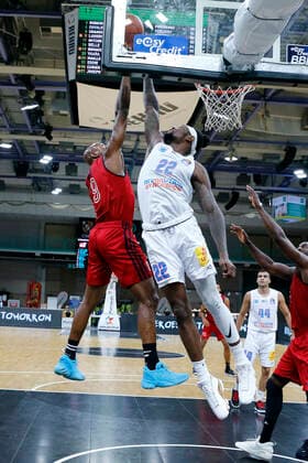 Basketball expert Jakob Cup 2021 in der Oberfrankenhalle in Bayreuth Saison 2021-2022 SIG Strasbourg gegen Syntainics MBC DeAndre Lansdowne (SIG Strasbourg 9) links Chris Coffey (Syntainics MBC 22) rechts