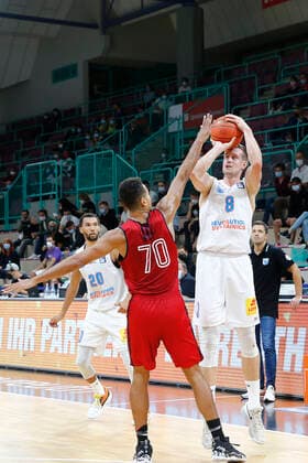 Basketball expert Jakob Cup 2021 in der Oberfrankenhalle in Bayreuth Saison 2021-2022 SIG Strasbourg gegen Syntainics MBC Gaylor Curier (SIG Strasbourg 70) links Johannes Richter (Syntainics MBC 8) rechts