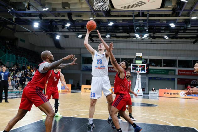 Basketball expert Jakob Cup 2021 in der Oberfrankenhalle in Bayreuth Saison 2021-2022 SIG Strasbourg gegen Syntainics MBC Matt Mitchell (SIG Strasbourg 11) rechts Goran Huskic (Syntainics MBC 23) mitte
