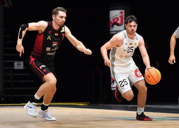 18.09.2021 - Basketball - Saison 2021 2022 - 2. Bundesliga Pro-A - 01. Spieltag: Nürnberg Falcons Basketball Club NBC - Artland Dragonss - OGo - Adrian Breitlauch (7, Artland Dragons ) Tim Köpple Koepple (25, Nürnberg Falcons BC NBC )