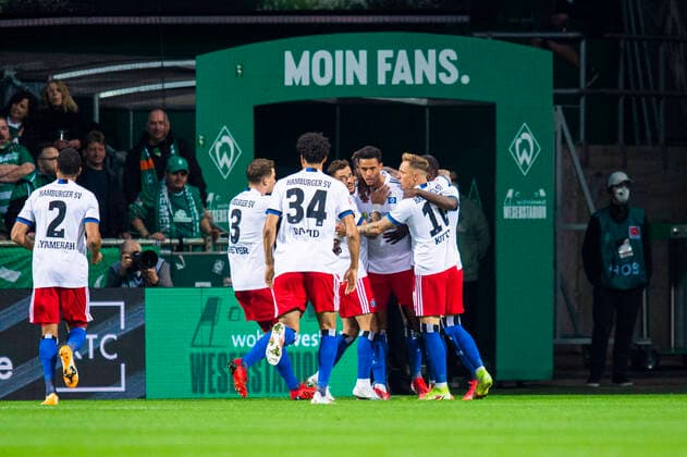 18.09.2021 - Fußball, 2021 2022, 2. Bundesliga, 7. Spieltag, SV Werder Bremen - Hamburger SV: Jubeltraube nach dem Tor zum 0:1 von (M) Robert Glatzel (Hamburg) Bremen Bremen Deutschland Weserstadion