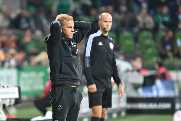 GER, 2. FBL, SV Werder Bremen vs Hamburger SV 18.09.2021, wohninvest Weserstadion, Bremen, GER, 2. FBL, SV Werder Bremen vs Hamburger SV im Bild picture shows Coachingzone Seitenlinie Trainerbereich Technische Zone. Trainer Markus Anfang (Werder Bremen) ist ratlos