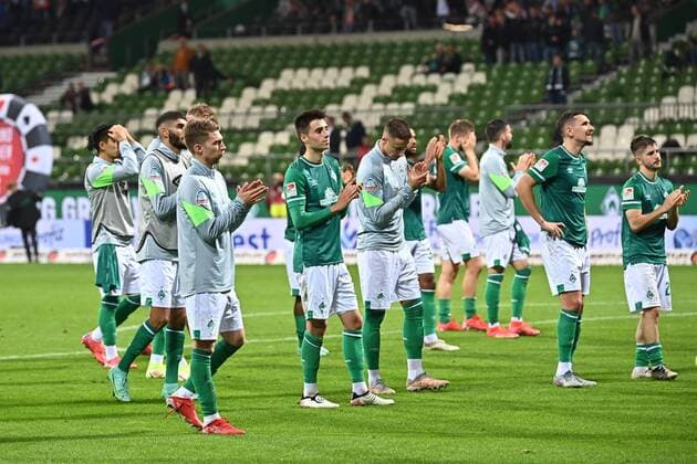 GER, 2. FBL, SV Werder Bremen vs Hamburger SV 18.09.2021, wohninvest Weserstadion, Bremen, GER, 2. FBL, SV Werder Bremen vs Hamburger SV im Bild picture shows Spielende. Endstand 0:2 Dank an die Fans nach dem Spiel von den Werder Spielern