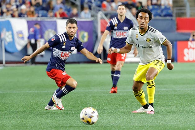 FOXBOROUGH, MA - SEPTEMBER 18: New England Revolution forward Carles Gil (22) and Columbus Crew defender Marlon Hairston (17) watch the ball during a match between the New England Revolution and the Columbus Crew SC on September 18, 2021, at Gillette Stadium in Foxborough, Massachusetts. (Photo by Fred Kfoury III Icon Sportswire) SOCCER: SEP 18 MLS, Fussball Herren, USA - Columbus Crew SC at New England Revolution Icon482210918002