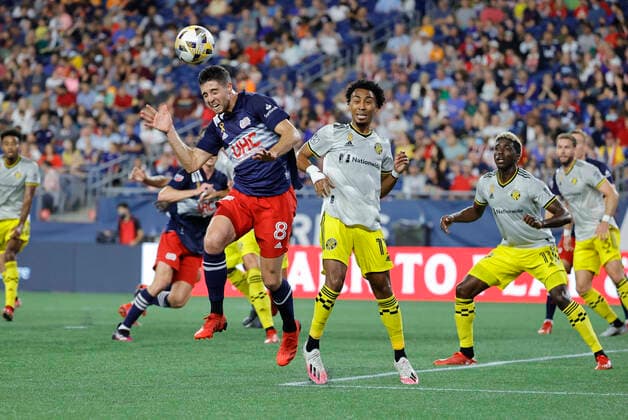 FOXBOROUGH, MA - SEPTEMBER 18: New England Revolution midfielder Matt Polster (8) heads the ball on a corner kick during a match between the New England Revolution and the Columbus Crew SC on September 18, 2021, at Gillette Stadium in Foxborough, Massachusetts. (Photo by Fred Kfoury III Icon Sportswire) SOCCER: SEP 18 MLS, Fussball Herren, USA - Columbus Crew SC at New England Revolution Icon482210918011