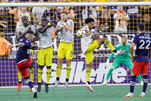 FOXBOROUGH, MA - SEPTEMBER 18: New England Revolution forward Gustavo Bou (7) hits a free kick into the Columbus wall during a match between the New England Revolution and the Columbus Crew SC on September 18, 2021, at Gillette Stadium in Foxborough, Massachusetts. (Photo by Fred Kfoury III Icon Sportswire) SOCCER: SEP 18 MLS, Fussball Herren, USA - Columbus Crew SC at New England Revolution Icon482210918017