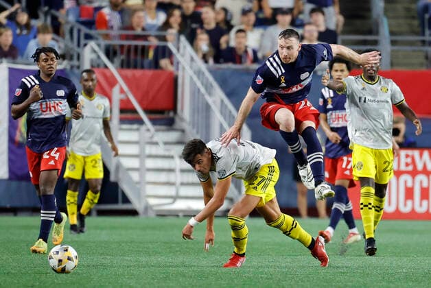 FOXBOROUGH, MA - SEPTEMBER 18: New England Revolution midfielder Tommy McNamara (26) leaps over Columbus Crew forward Miguel Berry (27) during a match between the New England Revolution and the Columbus Crew SC on September 18, 2021, at Gillette Stadium in Foxborough, Massachusetts. (Photo by Fred Kfoury III Icon Sportswire) SOCCER: SEP 18 MLS, Fussball Herren, USA - Columbus Crew SC at New England Revolution Icon482210918018