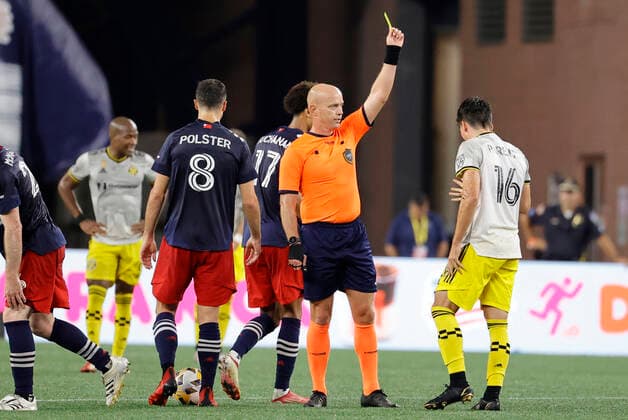 FOXBOROUGH, MA - SEPTEMBER 18: Columbus Crew midfielder Isaiah Parente (16) is yellow carded by referee Allen Chapman during a match between the New England Revolution and the Columbus Crew SC on September 18, 2021, at Gillette Stadium in Foxborough, Massachusetts. (Photo by Fred Kfoury III Icon Sportswire) SOCCER: SEP 18 MLS, Fussball Herren, USA - Columbus Crew SC at New England Revolution Icon482210918029