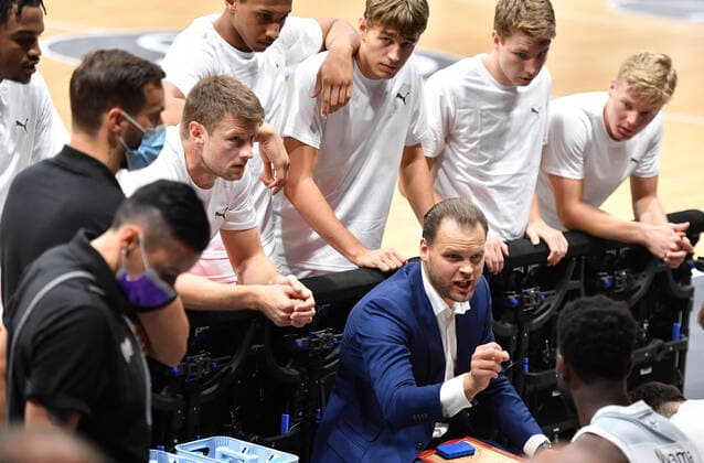 18.09.2021 - Basketball - Saison 2021 2022 - 2. Bundesliga Pro-A - 01. Spieltag: Nürnberg Falcons Basketball Club NBC - Artland Dragonss - OGo - Vytautas Buzas ( Trainer Headcoach Nürnberg Falcons BC NBC ) spricht zur Mannschaft Team