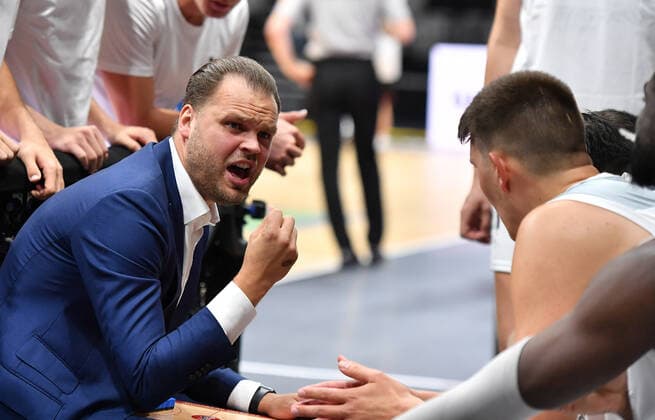 18.09.2021 - Basketball - Saison 2021 2022 - 2. Bundesliga Pro-A - 01. Spieltag: Nürnberg Falcons Basketball Club NBC - Artland Dragonss - OGo - Vytautas Buzas ( Trainer Headcoach Nürnberg Falcons BC NBC ) spricht zur Mannschaft Team