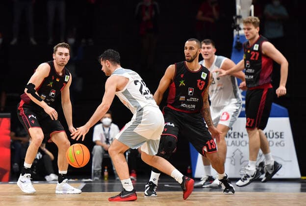 18.09.2021 - Basketball - Saison 2021 2022 - 2. Bundesliga Pro-A - 01. Spieltag: Nürnberg Falcons Basketball Club NBC - Artland Dragonss - OGo - Adrian Breitlauch (7, Artland Dragons ) Tim Köpple Koepple (25, Nürnberg Falcons BC NBC )