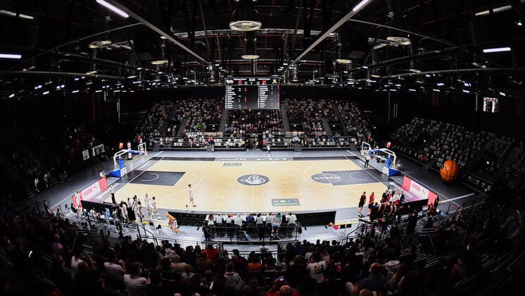 18.09.2021 - Basketball - Saison 2021 2022 - 2. Bundesliga Pro-A - 01. Spieltag: Nürnberg Falcons Basketball Club NBC - Artland Dragonss - OGo - Symbolbild Symbolfoto Feature Impression - Spielfeld Halle