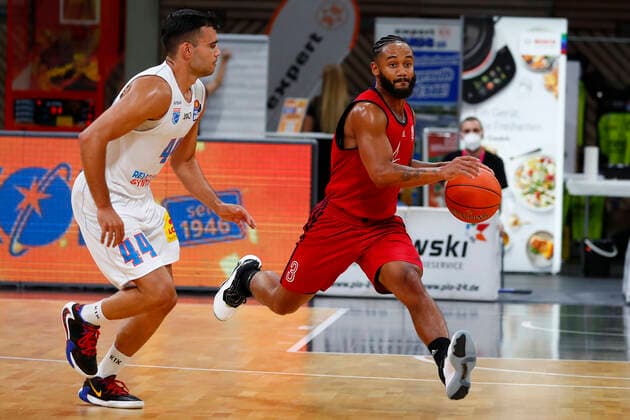 Basketball expert Jakob Cup 2021 in der Oberfrankenhalle in Bayreuth Saison 2021-2022 SIG Strasbourg gegen Syntainics MBC John Roberson (SIG Strasbourg 3) rechts Nikolas Rebic (Syntainics MBC 44) links