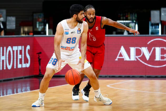 Basketball expert Jakob Cup 2021 in der Oberfrankenhalle in Bayreuth Saison 2021-2022 SIG Strasbourg gegen Syntainics MBC John Roberson (SIG Strasbourg 3) rechts Behnam Yakhchali (Syntainics MBC 88) links