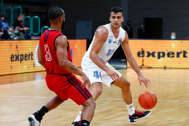 Basketball expert Jakob Cup 2021 in der Oberfrankenhalle in Bayreuth Saison 2021-2022 SIG Strasbourg gegen Syntainics MBC John Roberson (SIG Strasbourg 3) links Nikolas Rebic (Syntainics MBC 44) rechts