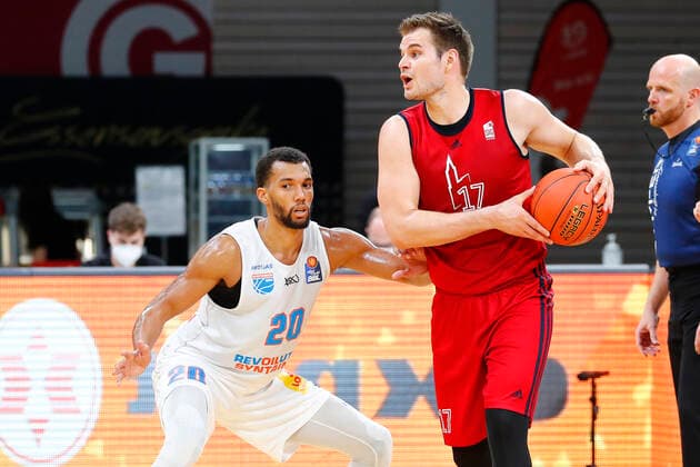 Basketball expert Jakob Cup 2021 in der Oberfrankenhalle in Bayreuth Saison 2021-2022 SIG Strasbourg gegen Syntainics MBC Jaromir Bohacik (SIG Strasbourg 17) rechts Morris Jamel (Syntainics MBC 20) links