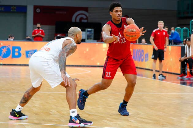 Basketball expert Jakob Cup 2021 in der Oberfrankenhalle in Bayreuth Saison 2021-2022 SIG Strasbourg gegen Syntainics MBC Matt Mitchell (SIG Strasbourg 11) rechts Sergio Kerusch (Syntainics MBC 7) links