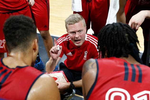 Basketball expert Jakob Cup 2021 in der Oberfrankenhalle in Bayreuth Saison 2021-2022 SIG Strasbourg gegen Syntainics MBC Lassi Tuovi (SIG Strasbourg) Trainer bei der Auszeit