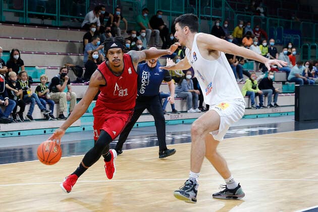 Basketball expert Jakob Cup 2021 in der Oberfrankenhalle in Bayreuth Saison 2021-2022 SIG Strasbourg gegen Syntainics MBC Jarell Eddie (SIG Strasbourg 31) links Goran Huskic (Syntainics MBC 23) rechts