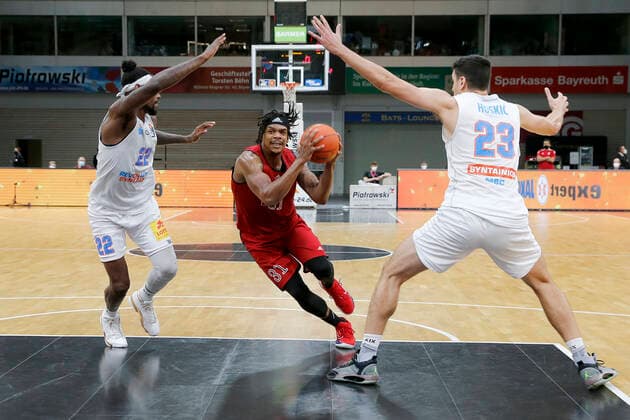 Basketball expert Jakob Cup 2021 in der Oberfrankenhalle in Bayreuth Saison 2021-2022 SIG Strasbourg gegen Syntainics MBC Jarell Eddie (SIG Strasbourg 31) mitte Chris Coffey (Syntainics MBC 22) links Goran Huskic (Syntainics MBC 23) rechts