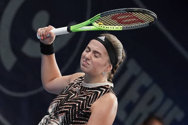 Tennis WTA, Tennis Damen Turnier Luxemburg BGLBNPParibas Open 2021, 19.09.2021, Tennis WTA Turnier Luxemburg, BGLBNPParibas Open 2021, BGL BNP Paribas Open, 2021, Luxemburg, Kockelscheuer, CK Sportcenter, Finale, Einzel, Finale Dameneinzel vl: Jelena Ostapenko (Lettland, Latvia, LAT) zeigt emotionen, frust