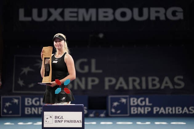 Tennis WTA, Tennis Damen Turnier Luxemburg BGLBNPParibas Open 2021, 19.09.2021, Tennis WTA Turnier Luxemburg, BGLBNPParibas Open 2021, BGL BNP Paribas Open, 2021, Luxemburg, Kockelscheuer, CK Sportcenter, Finale, Einzel, Finale Dameneinzel vl: Clara Tauson (Daenemark, Dänemark, DEN) Siegerin, Gewinnerin des Turniers 2021 mit Trophaee