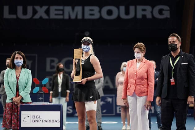 Tennis WTA, Tennis Damen Turnier Luxemburg BGLBNPParibas Open 2021, 19.09.2021, Tennis WTA Turnier Luxemburg, BGLBNPParibas Open 2021, BGL BNP Paribas Open, 2021, Luxemburg, Kockelscheuer, CK Sportcenter, Finale, Einzel, Finale Dameneinzel vl: Clara Tauson (Daenemark, Dänemark, DEN) mit Jacqueline Olsem und Xavier Bettel (Premierminister Luxemburg)