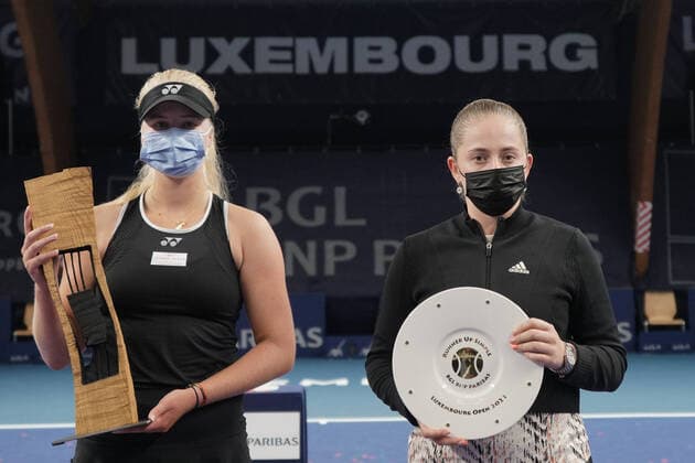 Tennis WTA, Tennis Damen Turnier Luxemburg BGLBNPParibas Open 2021, 19.09.2021, Tennis WTA Turnier Luxemburg, BGLBNPParibas Open 2021, BGL BNP Paribas Open, 2021, Luxemburg, Kockelscheuer, CK Sportcenter, Finale, Einzel, Finale Dameneinzel vl: Clara Tauson (Daenemark, Dänemark, DEN), Sigerin mit Jelena Ostapenko (Lettland, Latvia, LAT)
