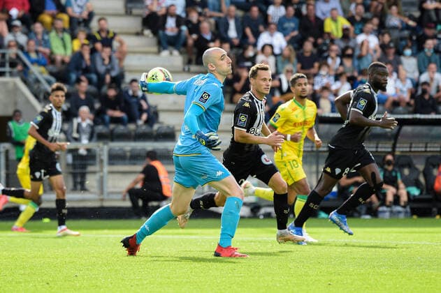 Paul BERNARDONI ( 1 - Angers ) - FOOTBALL : Angers vs Nantes - Ligue 1 - Angers - 19 09 2021 FedericoPestellini Panoramic 