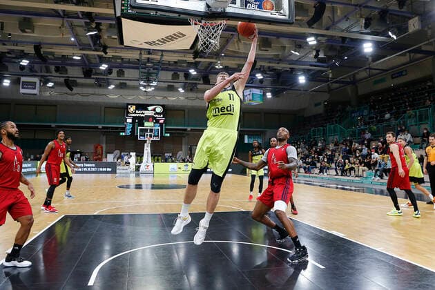 Basketball expert Jakob Cup 2021 in der Oberfrankenhalle in Bayreuth Saison 2021-2022 Medi Bayreuth gegen SIG Strasbourg Andreas Seiferth (Medi Bayreuth 11) links Ike Udanoh (SIG Strasbourg 5) rechts